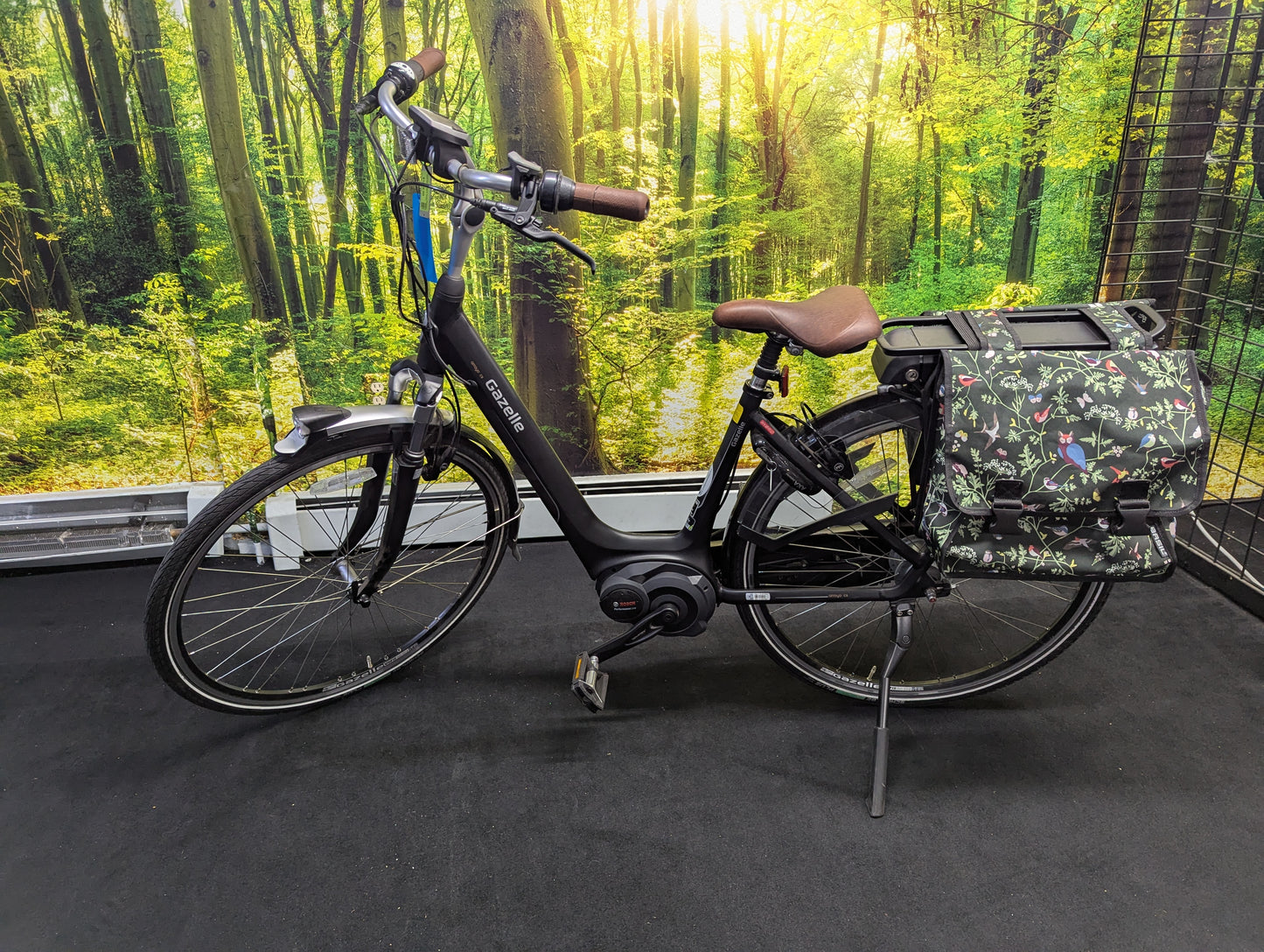 (Consignment) Gazelle Arroyo C8 black HMB 46
